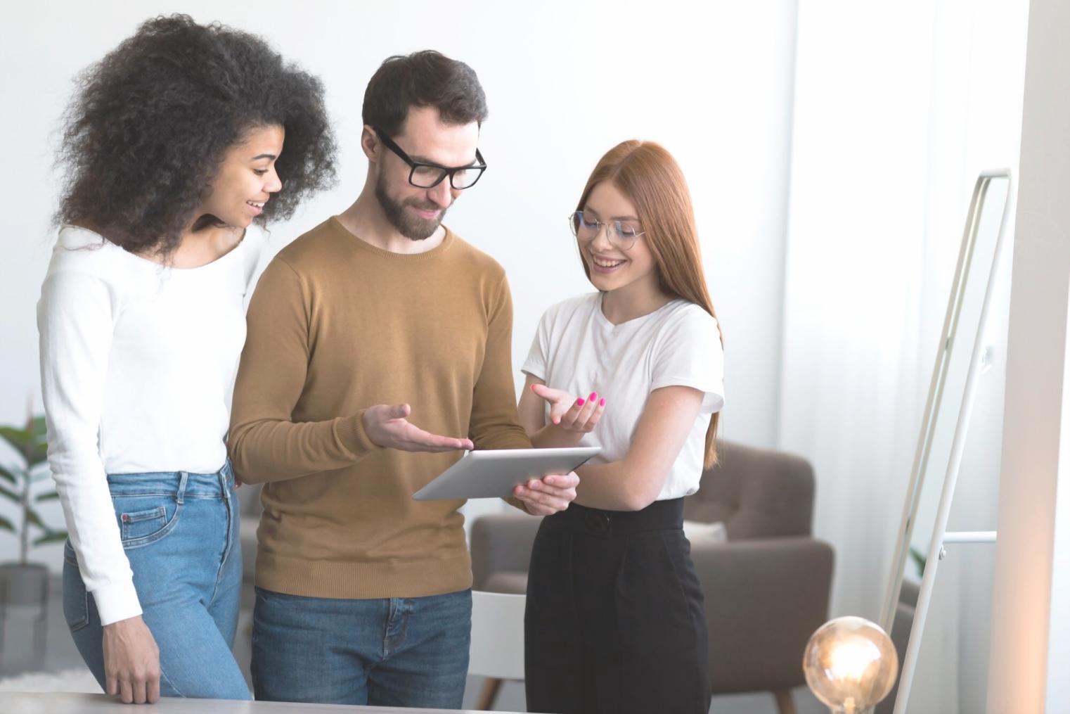 Vue d'ensemble d'une salle de formation moderne avec participants