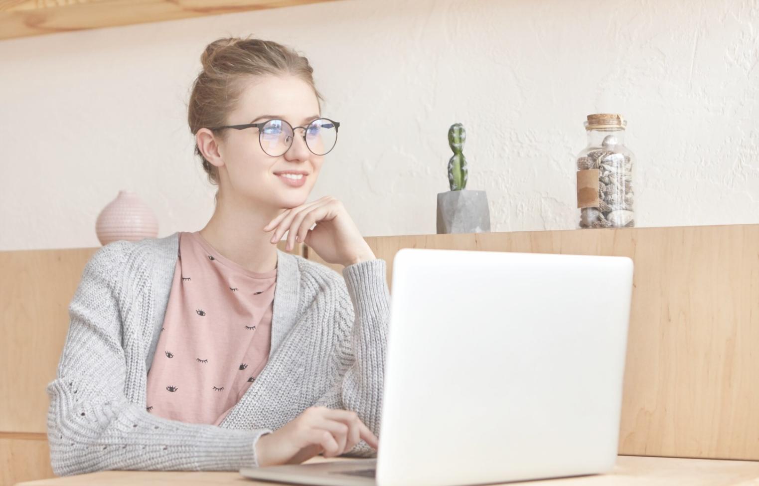Bureau de consultation financière moderne avec vue sur l'espace de travail professionnel